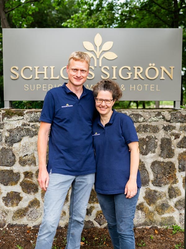 Ein Foto vom Personal vor dem Schloss Eingangsschild.