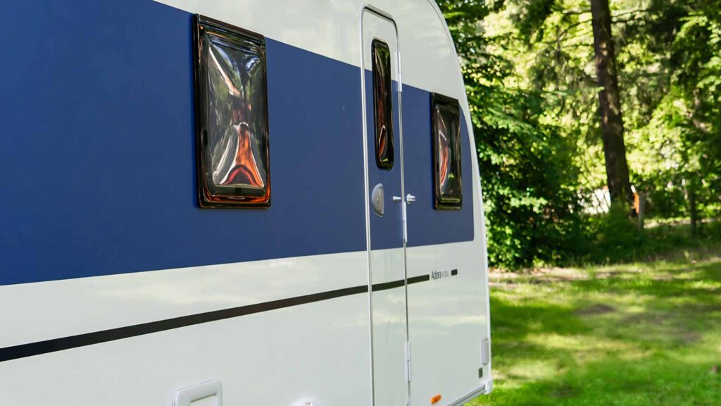 Ein Foto eines Campingwagens bei Tag.